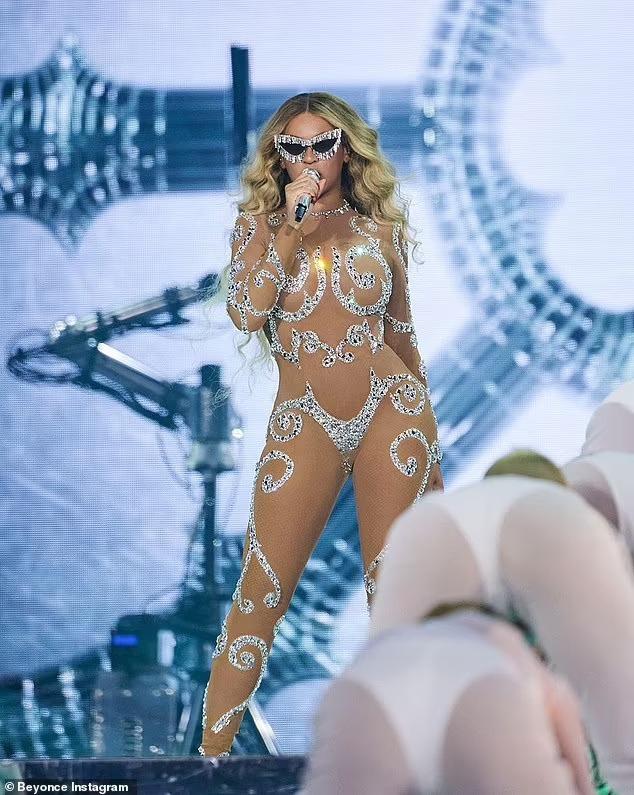 Ong chúa Beyoncé mặc như không trên sân khấu-3