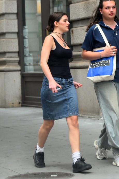 Con gái Tom Cruise lần đầu tiên khoe dáng trên phố với set đồ khoe cơ thể đẹp như tranh-3