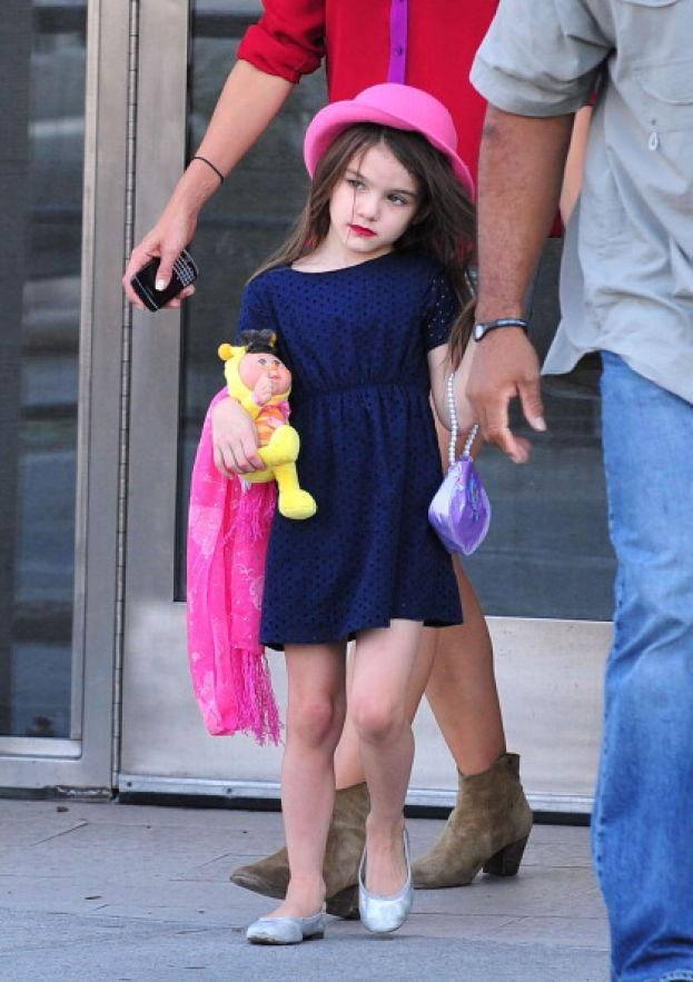 Con gái Tom Cruise lần đầu tiên khoe dáng trên phố với set đồ khoe cơ thể đẹp như tranh-8