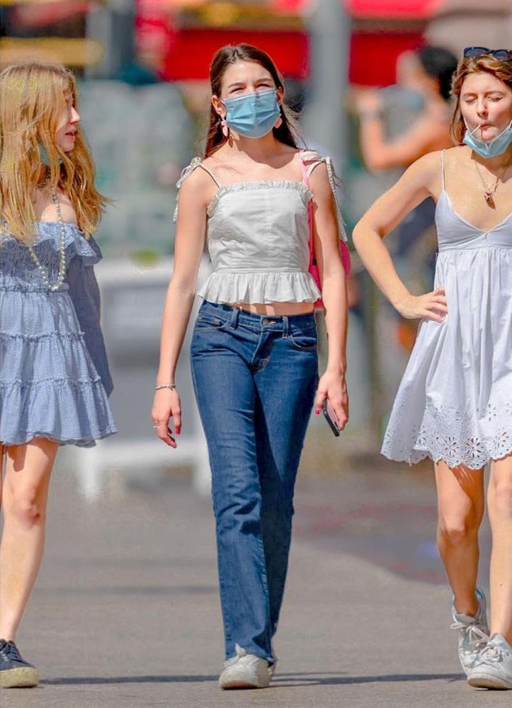 Con gái Tom Cruise lần đầu tiên khoe dáng trên phố với set đồ khoe cơ thể đẹp như tranh-5