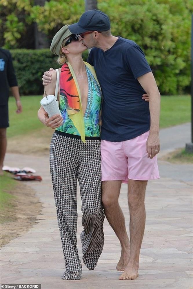 Paris Hilton dạo chơi cùng chồng con ở Hawaii bất chấp cháy rừng-2