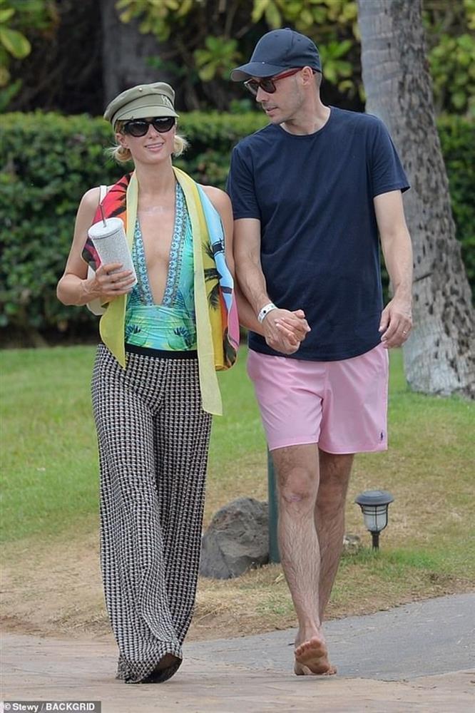 Paris Hilton dạo chơi cùng chồng con ở Hawaii bất chấp cháy rừng-3