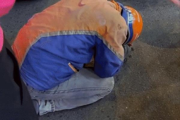 Người giao hàng quỳ gối van xin sau khi tông vào đuôi ô tô siêu sang-1