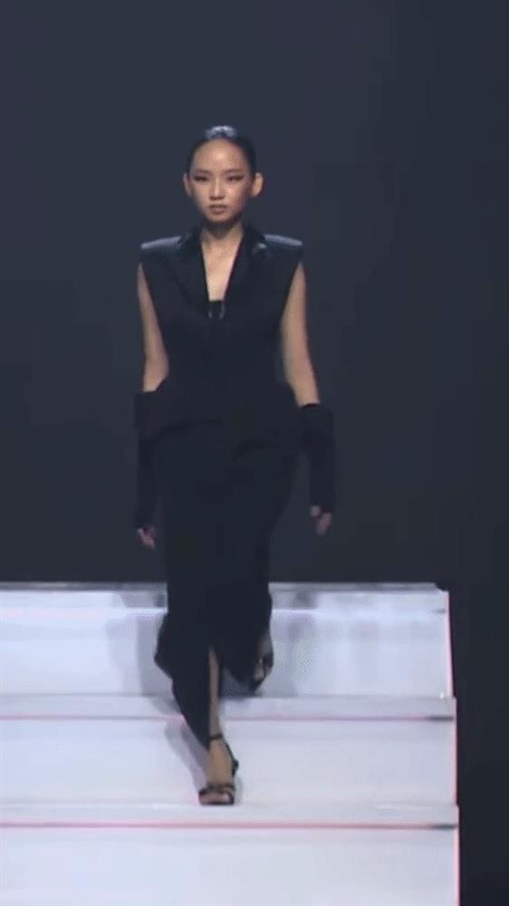 Thí sinh team Lan Khuê hé lộ cảnh tập catwalk cầu thang không cần nhìn gây choáng-1