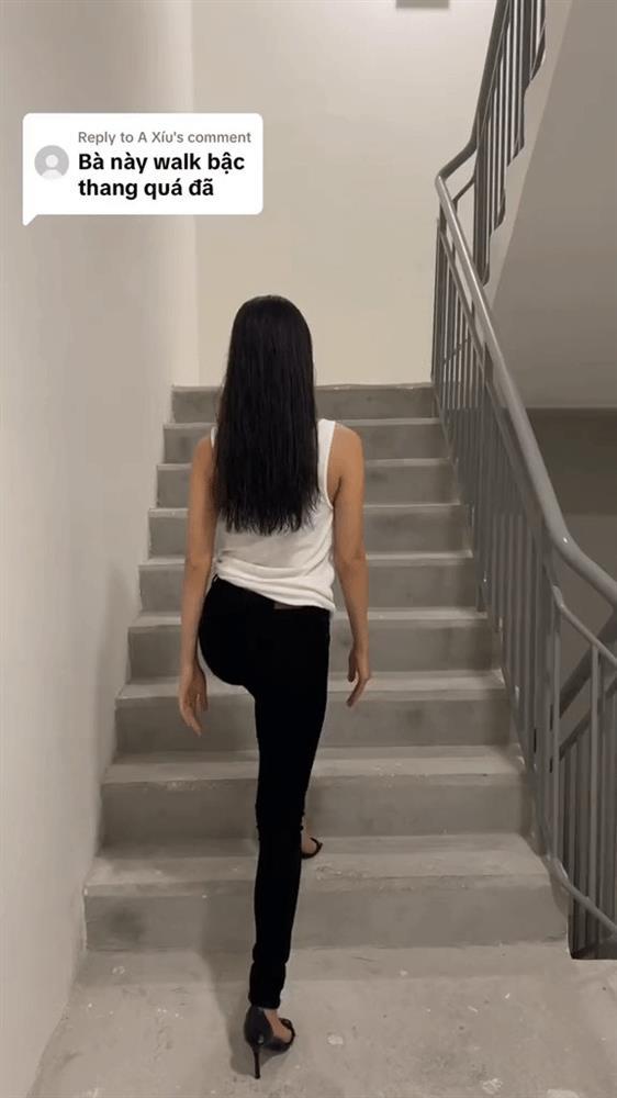 Thí sinh team Lan Khuê hé lộ cảnh tập catwalk cầu thang không cần nhìn gây choáng-2