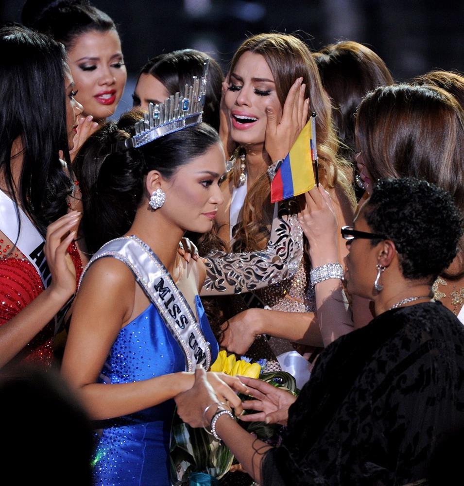 Hoa hậu Hoàn vũ 2015 không dám ăn mừng khi bị trao nhầm vương miện-1