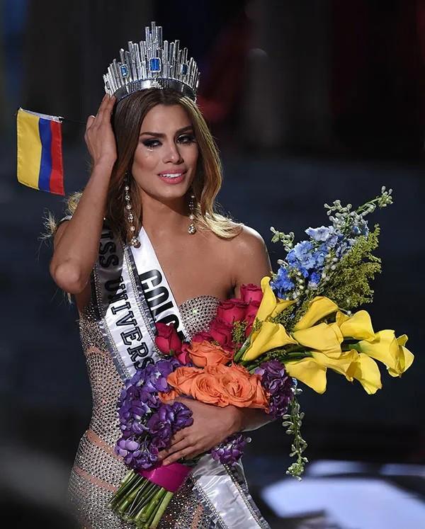 Hoa hậu Hoàn vũ 2015 không dám ăn mừng khi bị trao nhầm vương miện-3
