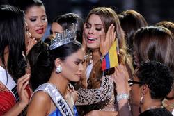 Hoa hậu Hoàn vũ 2015 không dám ăn mừng khi bị trao nhầm vương miện