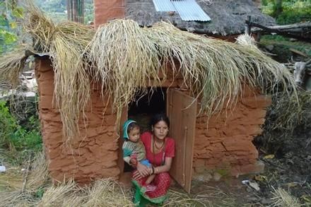 Hủ tục đau lòng và nỗi ám ảnh của các cô gái Nepal trong túp lều xa nhà