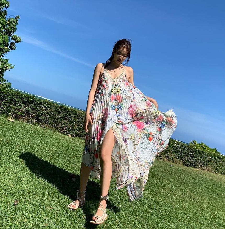 Mặc trang phục màu trắng đẹp và sang như Jennie với 10 công thức-3