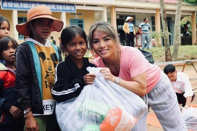 Cô gái gốc Việt một mình bồng con về nước thực hiện sứ mệnh cuộc đời-1