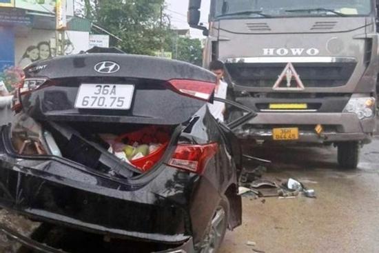 'Hung thần' lao nhanh qua ngã tư tông bẹp dúm xe con, 3 người thoát chết