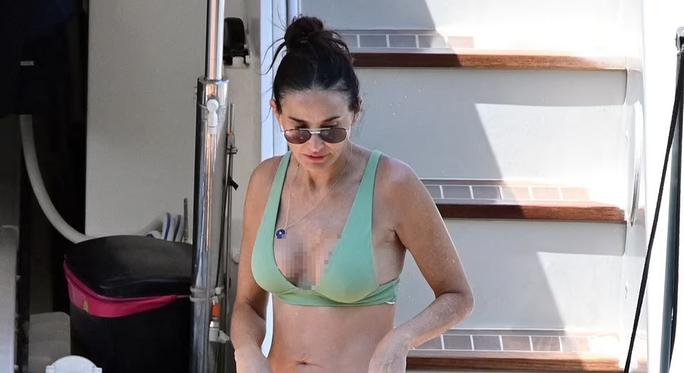 Minh tinh Demi Moore nhí nhảnh với bikini ở tuổi 60-1