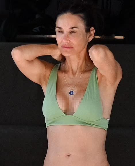 Minh tinh Demi Moore nhí nhảnh với bikini ở tuổi 60-2