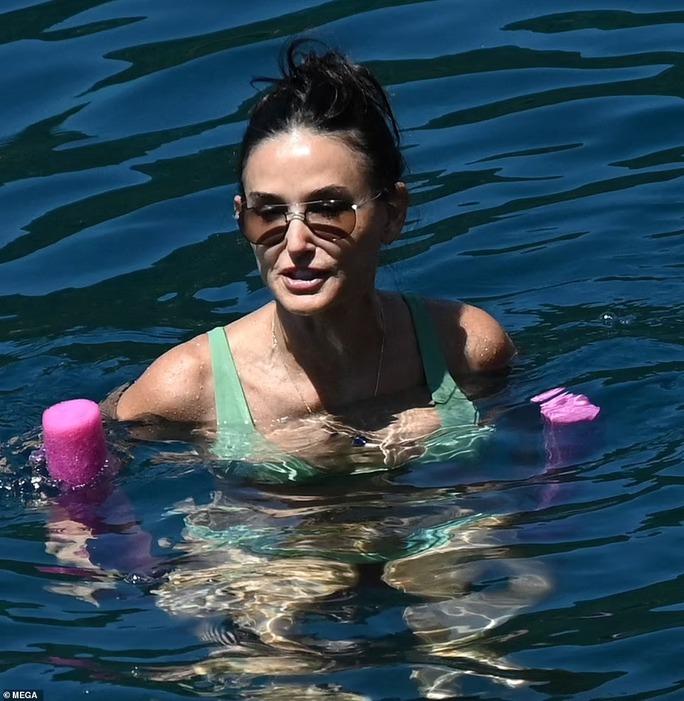 Minh tinh Demi Moore nhí nhảnh với bikini ở tuổi 60-3