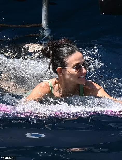 Minh tinh Demi Moore nhí nhảnh với bikini ở tuổi 60-4