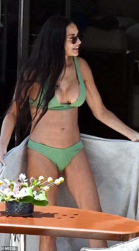 Minh tinh Demi Moore nhí nhảnh với bikini ở tuổi 60-5