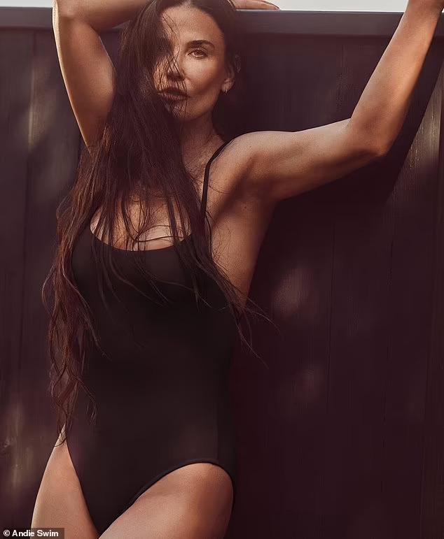 Minh tinh Demi Moore nhí nhảnh với bikini ở tuổi 60-6