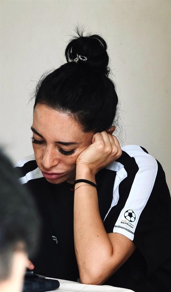 Vợ ngoại binh HAGL bật khóc, đau thương khi mọi người đến viếng chồng-4