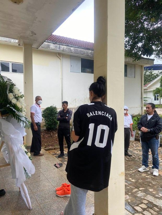 Vợ ngoại binh HAGL bật khóc, đau thương khi mọi người đến viếng chồng-6