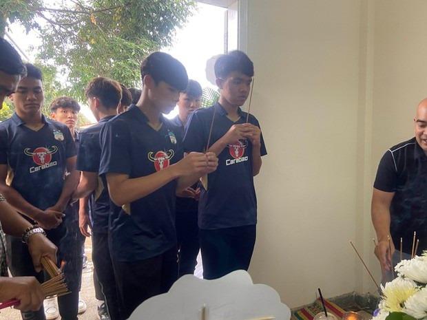 Vợ ngoại binh HAGL bật khóc, đau thương khi mọi người đến viếng chồng-8