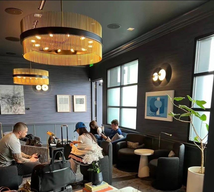 Cận cảnh Lisa và con trai tỷ phú hẹn hò tại phòng chờ siêu sang của sân bay Los Angeles-1