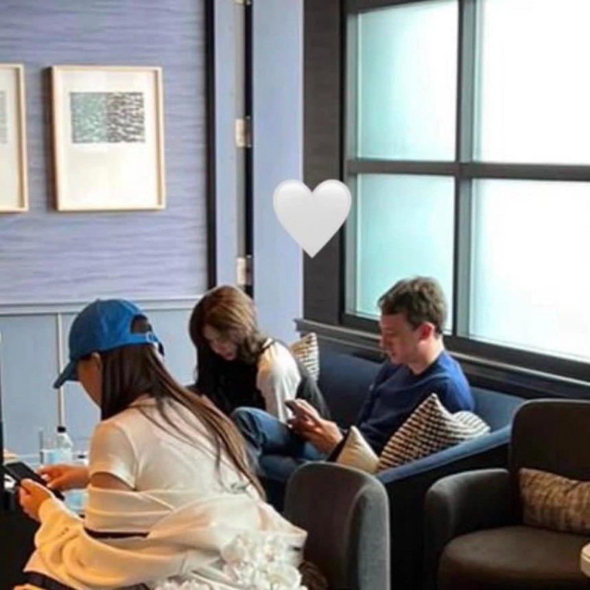 Cận cảnh Lisa và con trai tỷ phú hẹn hò tại phòng chờ siêu sang của sân bay Los Angeles-2