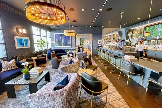 Cận cảnh Lisa và con trai tỷ phú hẹn hò tại phòng chờ siêu sang của sân bay Los Angeles-3