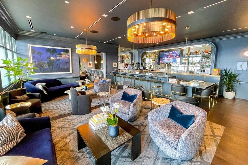 Cận cảnh Lisa và con trai tỷ phú hẹn hò tại phòng chờ siêu sang của sân bay Los Angeles-4