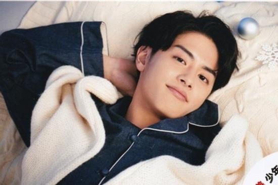 Nam ca sĩ 19 tuổi lộ ảnh riêng tư với fan nữ hơn 12 tuổi