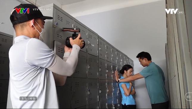 Nữ diễn viên kiệt sức sau cảnh quay đánh ghen ở ‘Làng trong phố’-1