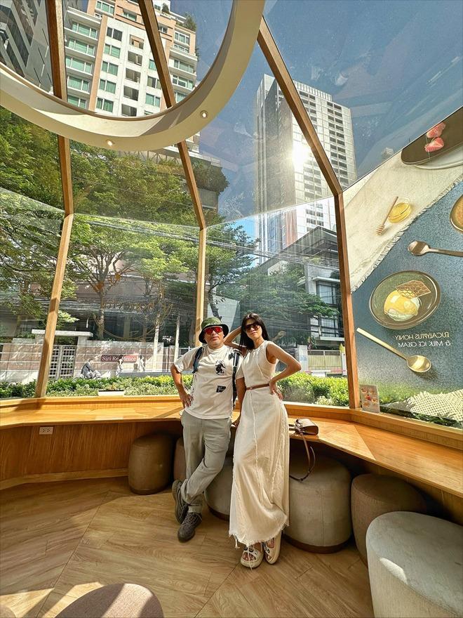 Đạo diễn Nguyễn Quang Dũng hạnh phúc bên ca sĩ Bùi Lan Hương-1