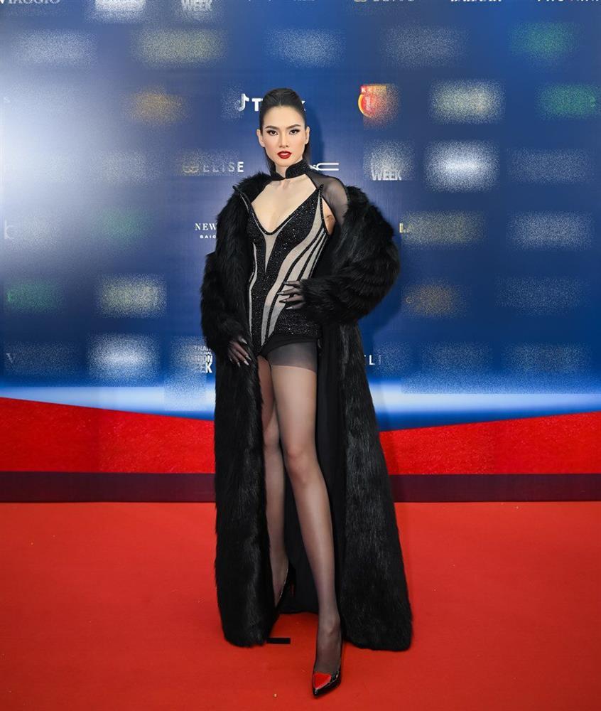 Vũ Ngọc Anh gây đỏ mặt, hot nhất thảm đỏ nhờ chiếc váy hở lưng sâu thăm thẳm-3