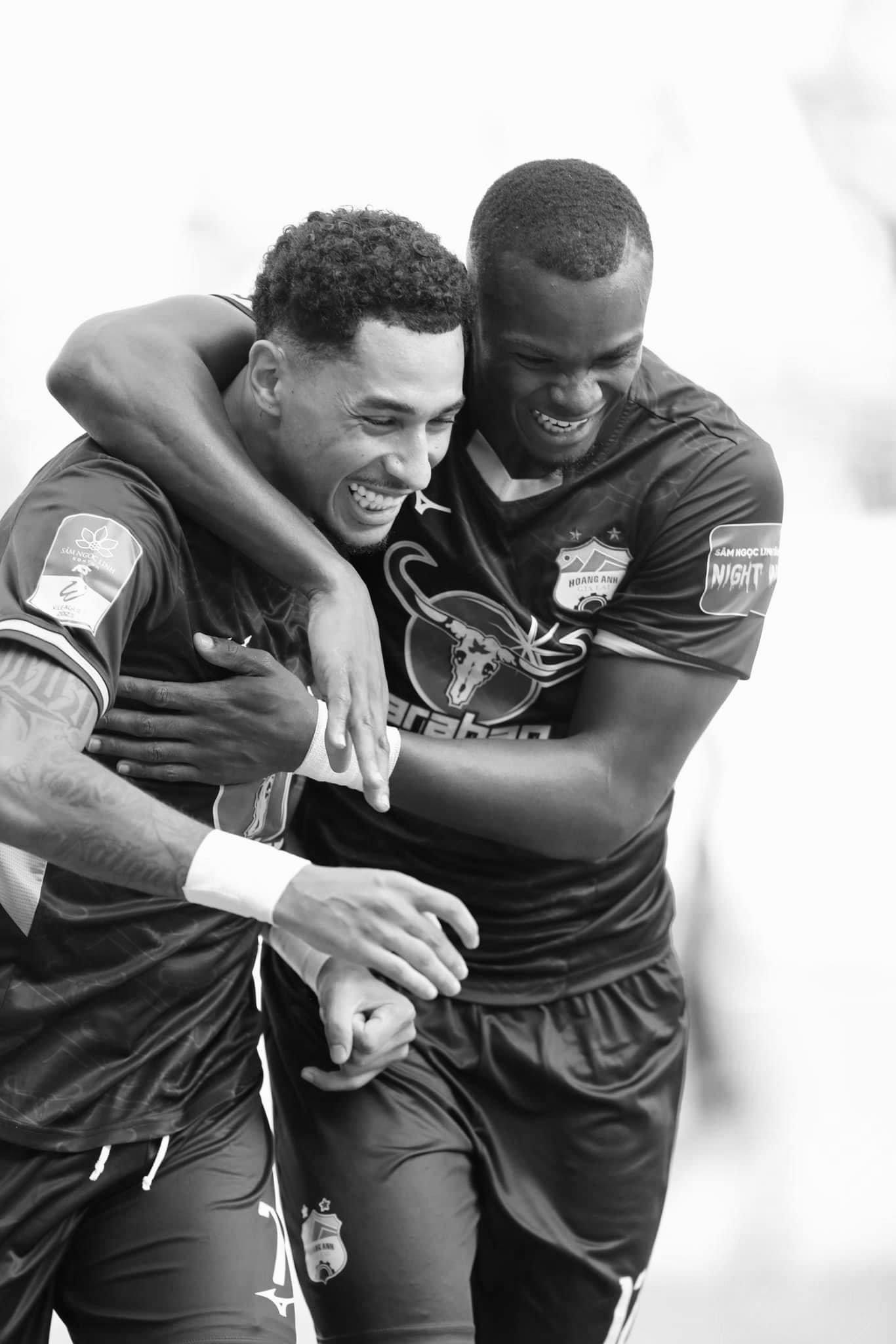 Ngoại binh HAGL hủy vé về Brazil để trở lại Việt Nam vĩnh biệt bạn quá cố-2