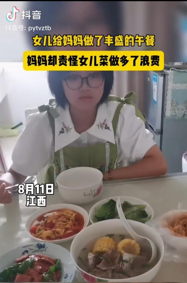Thái độ người mẹ khi thấy con gái 14 tuổi tự tay nấu một bàn đồ ăn thịnh soạn-1