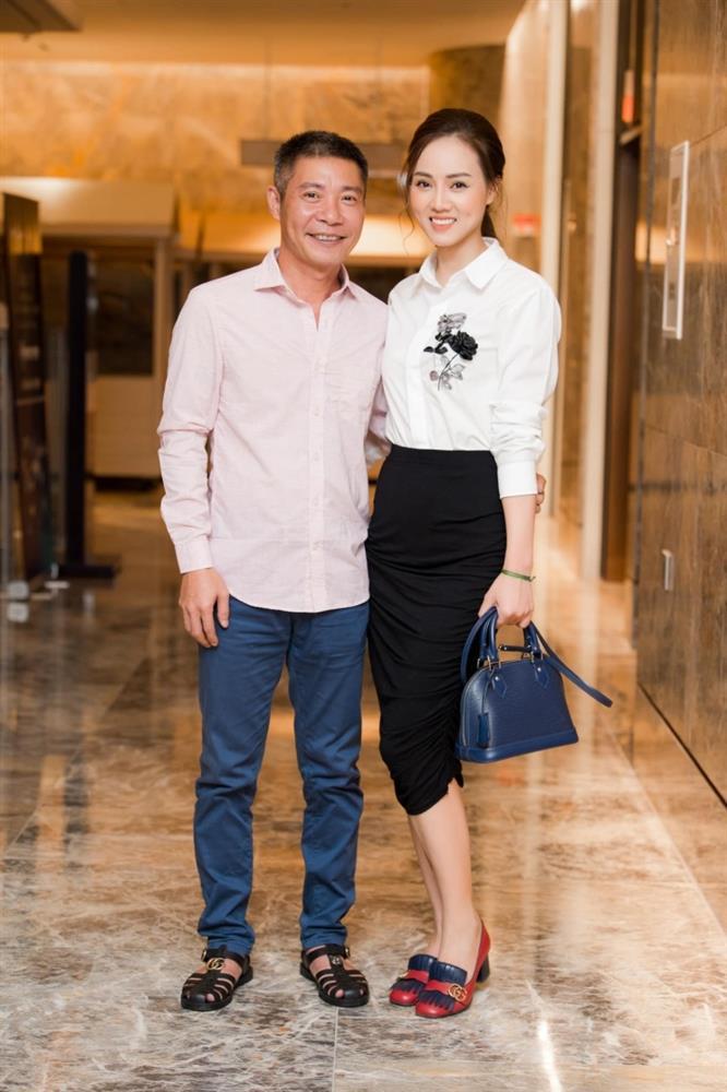 Những cô vợ tài giỏi, kém chục tuổi của dàn sao Việt: Người là Tiến sĩ, người từng thi Hoa hậu-1