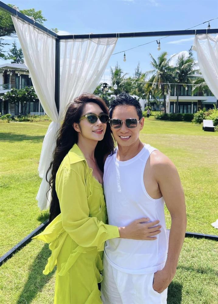 Những cô vợ tài giỏi, kém chục tuổi của dàn sao Việt: Người là Tiến sĩ, người từng thi Hoa hậu-11