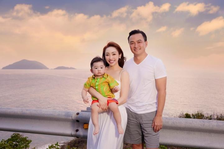 Những cô vợ tài giỏi, kém chục tuổi của dàn sao Việt: Người là Tiến sĩ, người từng thi Hoa hậu-12