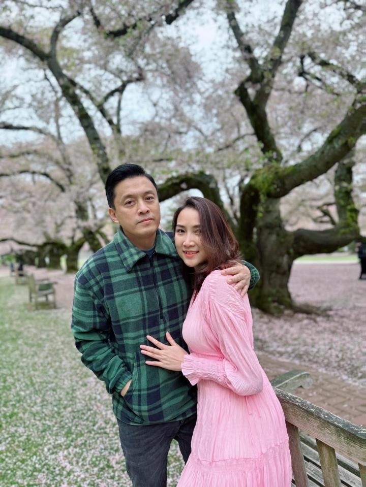 Những cô vợ tài giỏi, kém chục tuổi của dàn sao Việt: Người là Tiến sĩ, người từng thi Hoa hậu-18