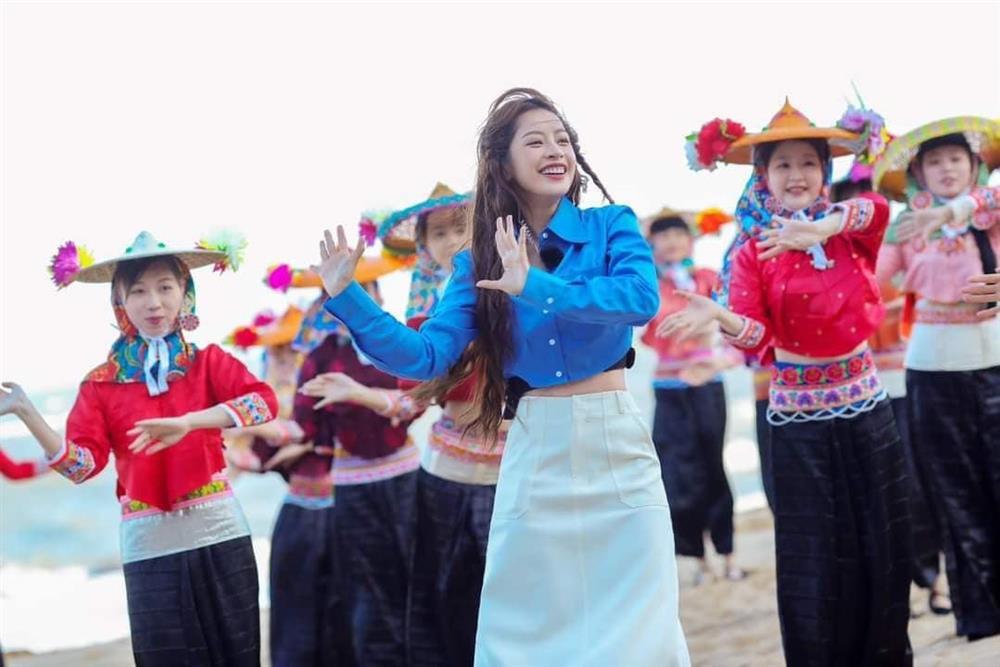 Chi Pu nổi bật giữa dàn sao Tỷ Tỷ Đạp Gió nhờ mix outfit siêu đỉnh-1