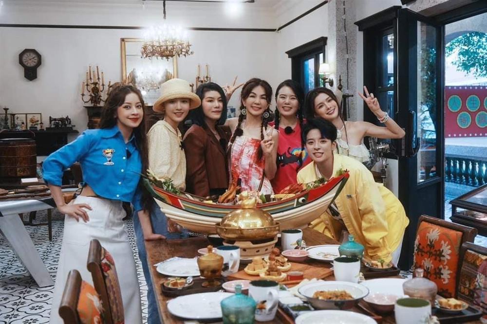 Chi Pu nổi bật giữa dàn sao Tỷ Tỷ Đạp Gió nhờ mix outfit siêu đỉnh-2