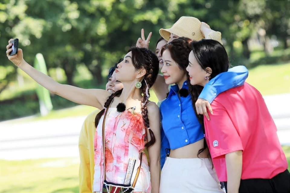 Chi Pu nổi bật giữa dàn sao Tỷ Tỷ Đạp Gió nhờ mix outfit siêu đỉnh-3