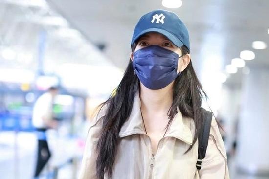 Triệu Vy lộ diện hậu 'phong sát' với ngoại hình gây chú ý