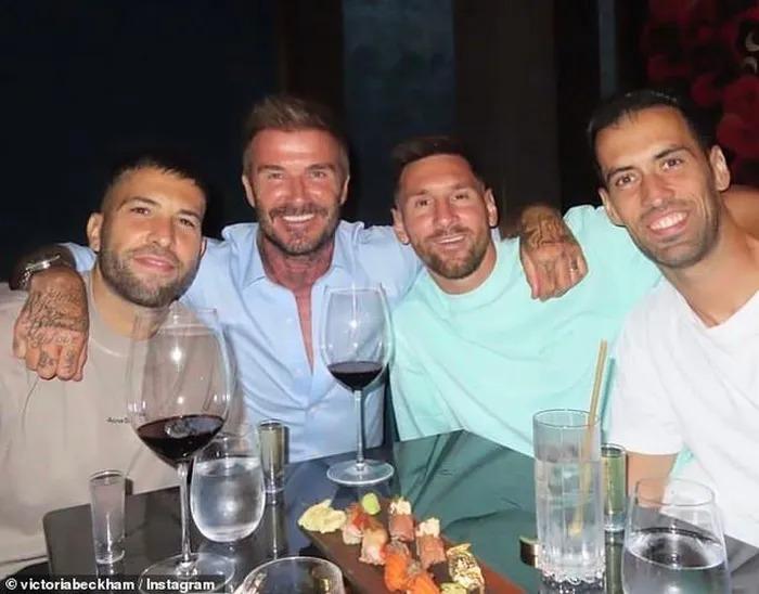 Bữa ăn tối của gia đình Messi, Beckham gián đoạn với một người khách bị thương-4