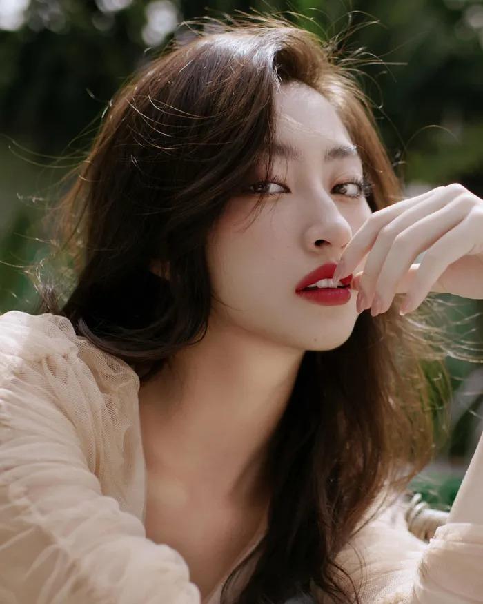 Biểu cảm thú vị của Lương Thùy Linh đón sinh nhật tuổi 23-4