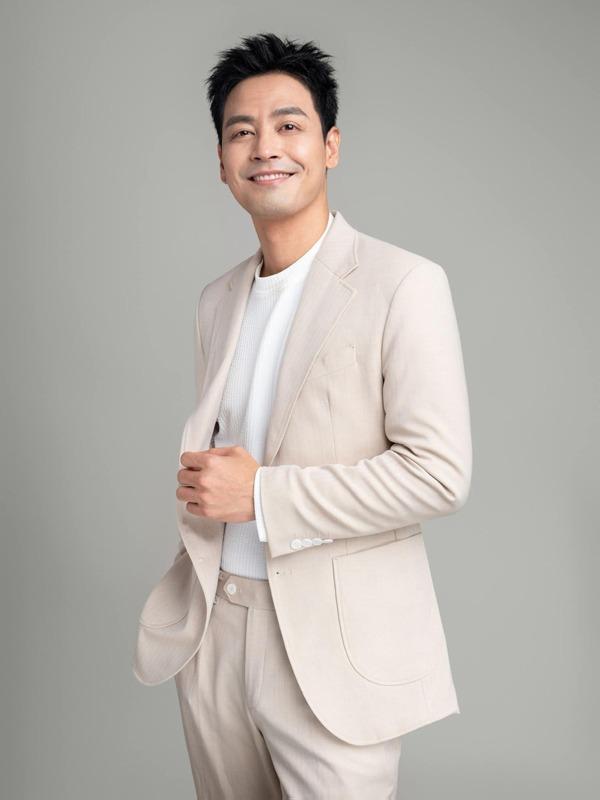 Vợ bằng tuổi đã cùng đi qua hôn nhân như thế nào trước khi MC Phan Anh xuống tóc gieo duyên?-1