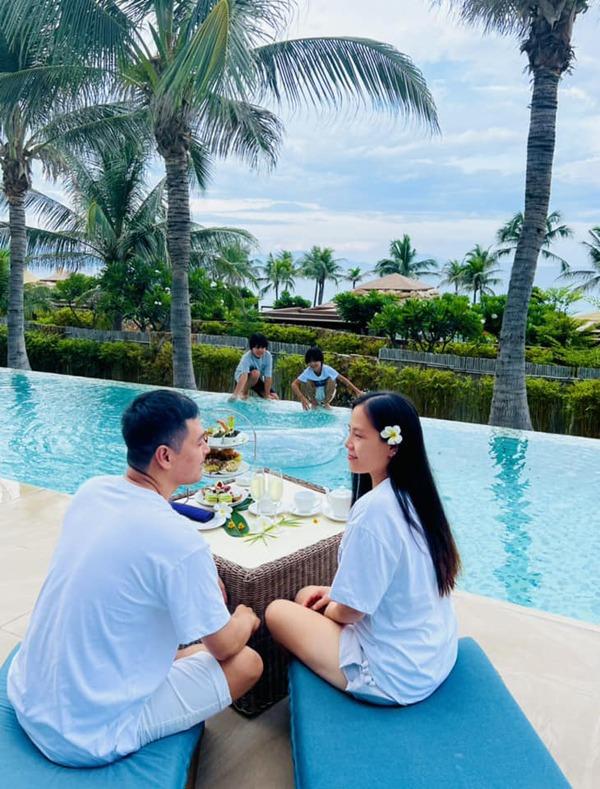 Vợ bằng tuổi đã cùng đi qua hôn nhân như thế nào trước khi MC Phan Anh xuống tóc gieo duyên?-6