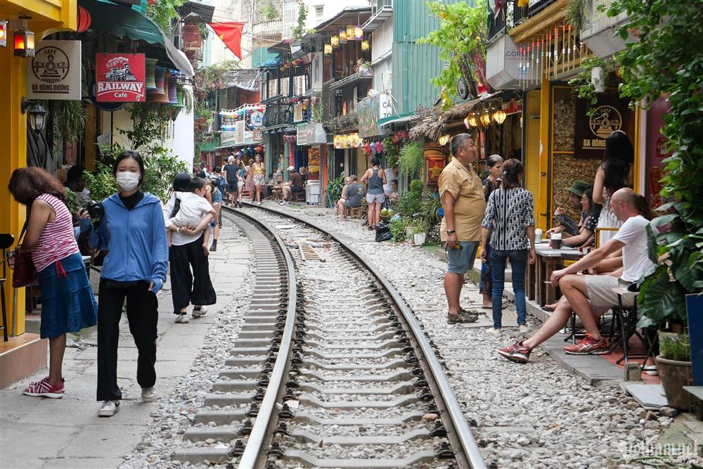 Xử lý nghiêm chủ quán đưa khách vượt chốt vào phố cà phê đường tàu Hà Nội-2