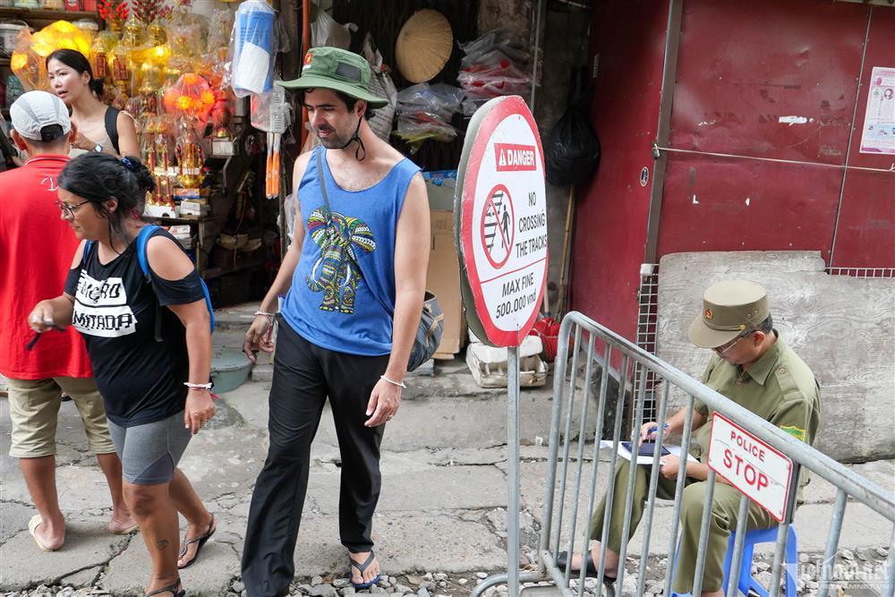 Xử lý nghiêm chủ quán đưa khách vượt chốt vào phố cà phê đường tàu Hà Nội-3