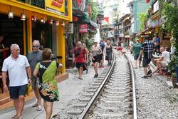 Xử lý nghiêm chủ quán đưa khách 'vượt chốt' vào 'phố cà phê đường tàu' Hà Nội